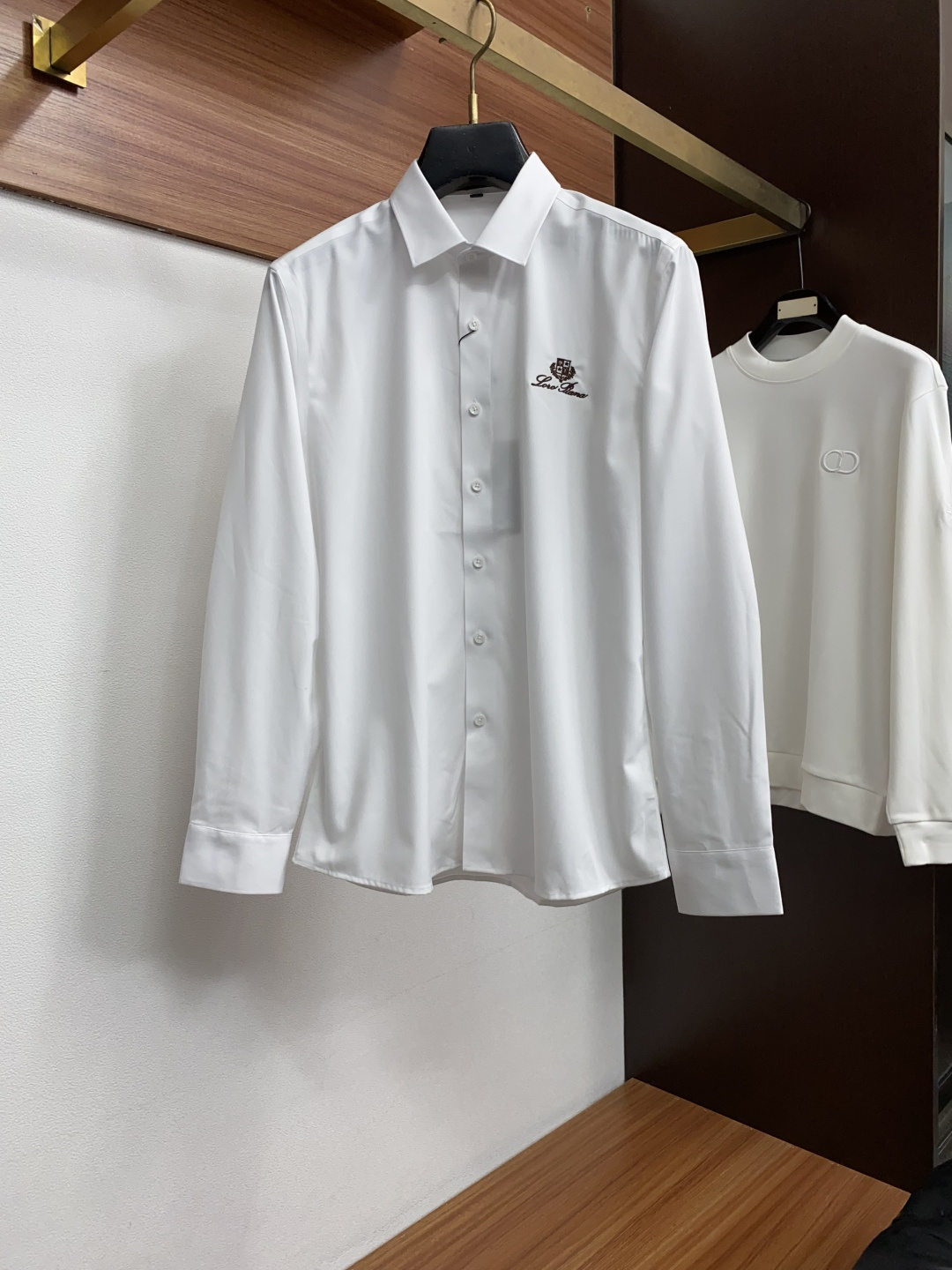 Loro Piana 诺悠翩雅 刺绣长袖衬衫｜利落体面，兼顾商务与日常 甄选顺滑高弹面料，触感细腻垂坠有型，抗皱易打理，