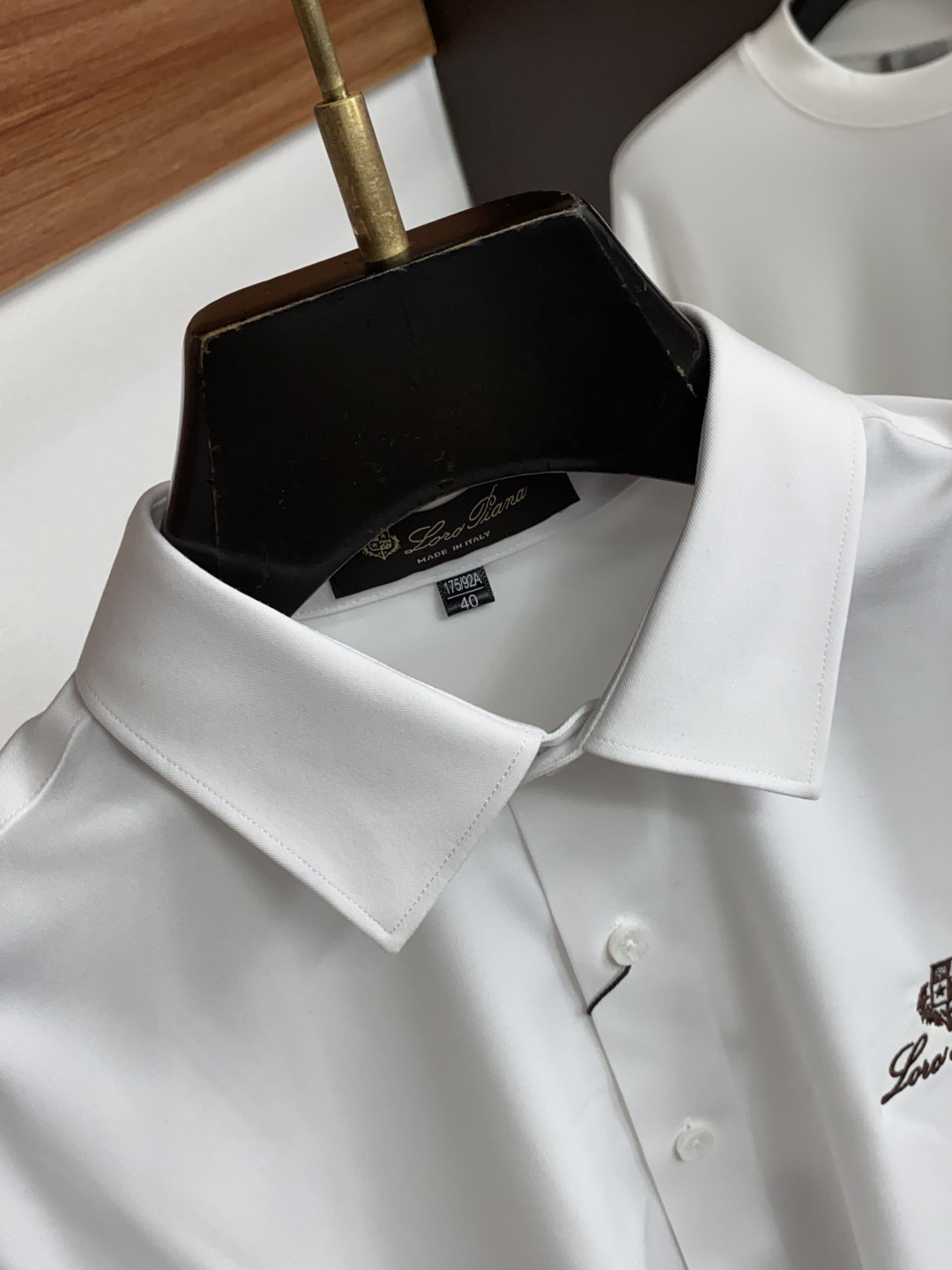 Loro Piana 诺悠翩雅 刺绣长袖衬衫｜利落体面，兼顾商务与日常 甄选顺滑高弹面料，触感细腻垂坠有型，抗皱易打理，