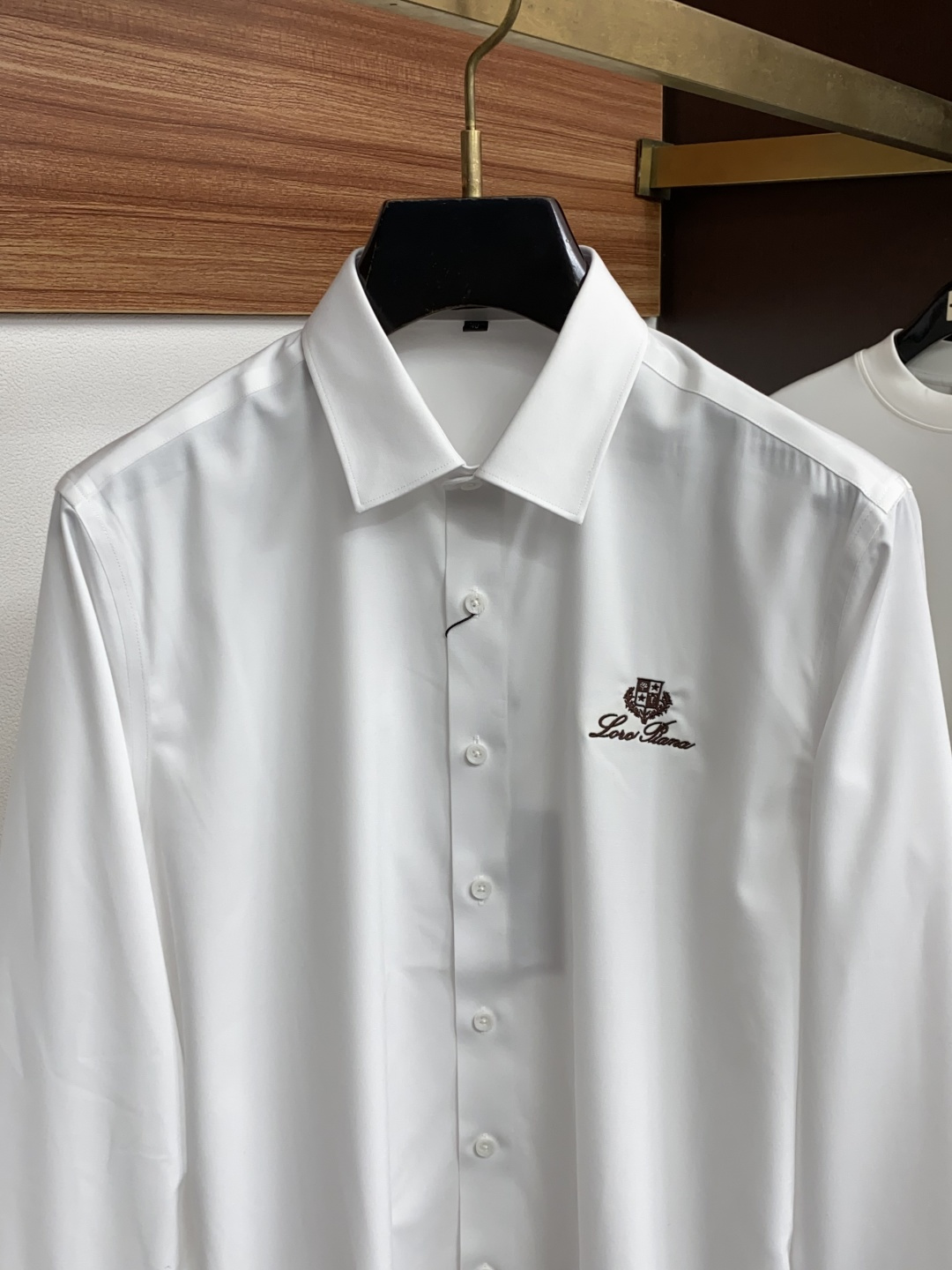 Loro Piana 诺悠翩雅 刺绣长袖衬衫｜利落体面，兼顾商务与日常 甄选顺滑高弹面料，触感细腻垂坠有型，抗皱易打理，