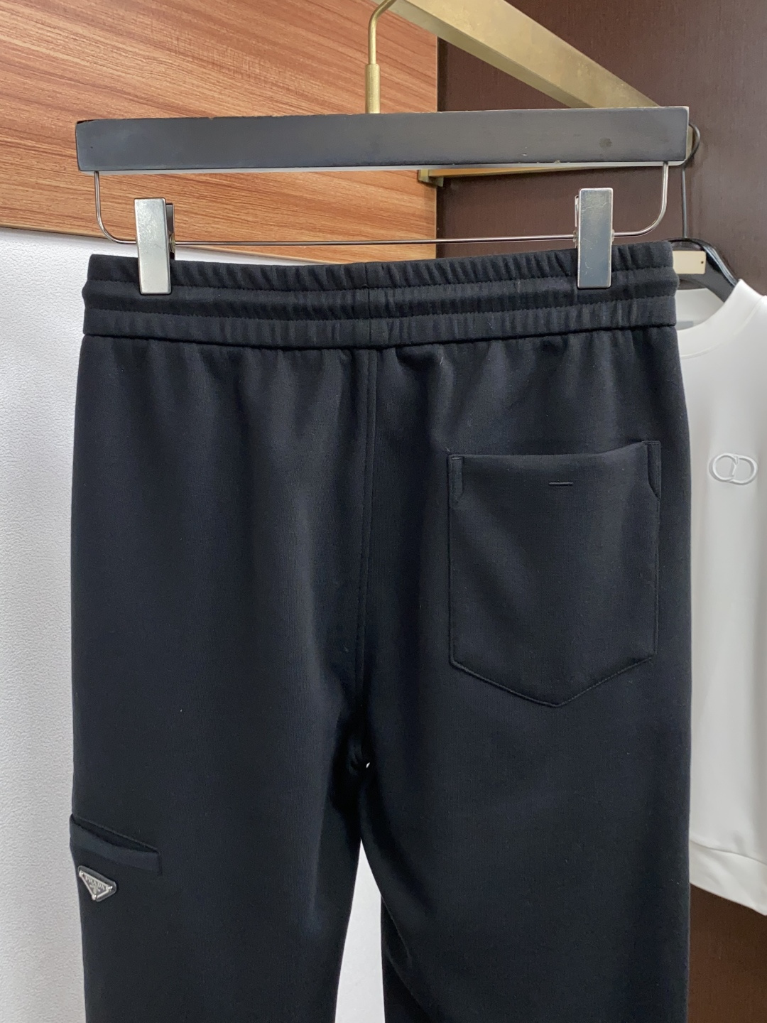 普拉达 26秋冬新品 原单男士加厚休闲裤 弹力面料每季必出的类型，无需质疑的热卖王牌单品，符合四季最佳的搭配色号 整体的