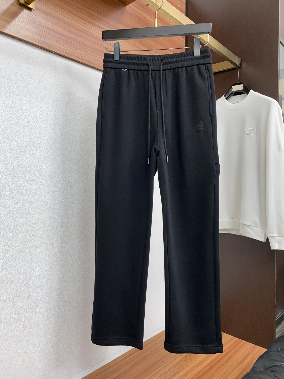 普拉达 26秋冬新品 原单男士加厚休闲裤 弹力面料每季必出的类型，无需质疑的热卖王牌单品，符合四季最佳的搭配色号 整体的