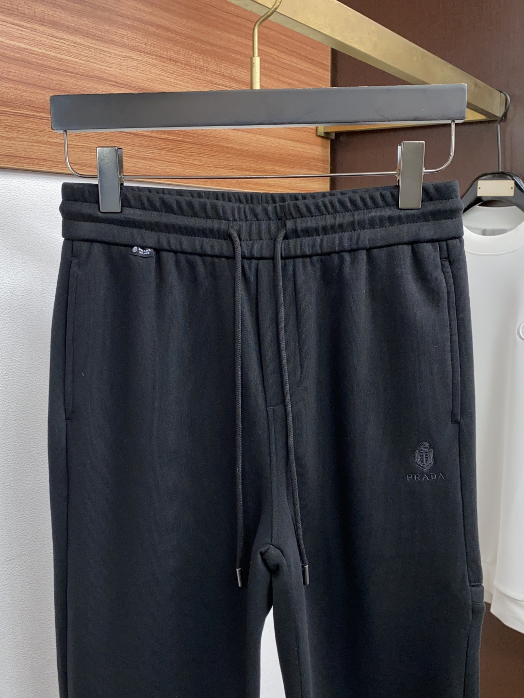 普拉达 26秋冬新品 原单男士加厚休闲裤 弹力面料每季必出的类型，无需质疑的热卖王牌单品，符合四季最佳的搭配色号 整体的