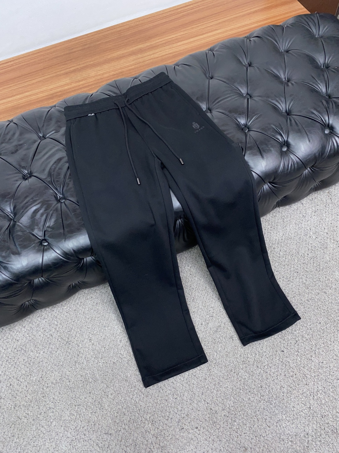普拉达 26秋冬新品 原单男士加厚休闲裤 弹力面料每季必出的类型，无需质疑的热卖王牌单品，符合四季最佳的搭配色号 整体的