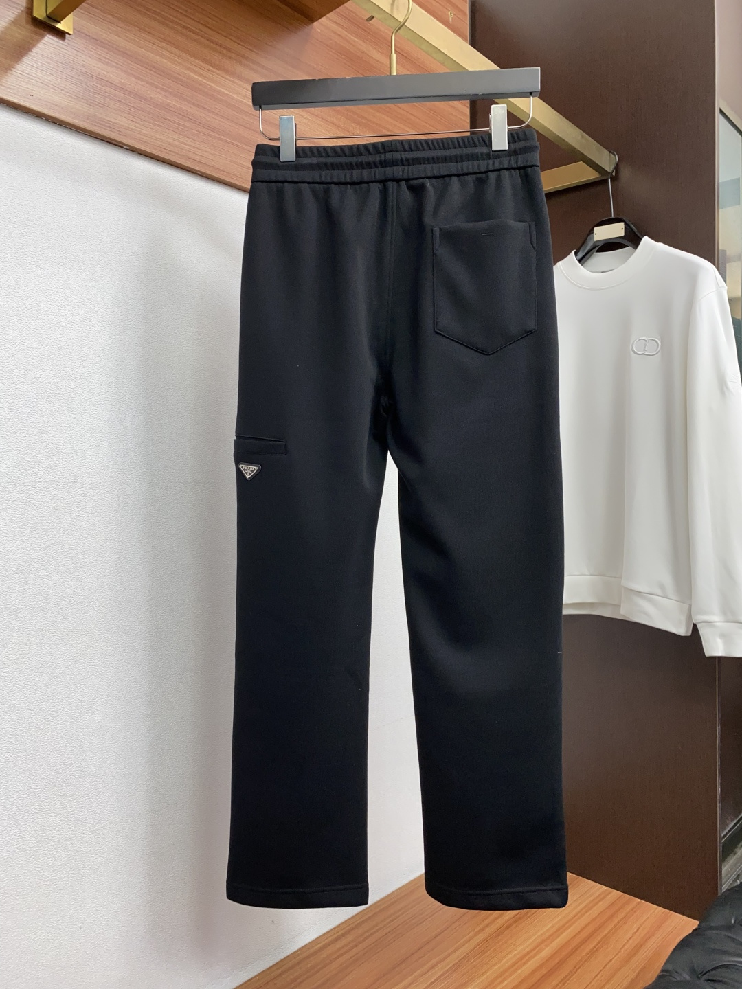 普拉达 26秋冬新品 原单男士加厚休闲裤 弹力面料每季必出的类型，无需质疑的热卖王牌单品，符合四季最佳的搭配色号 整体的