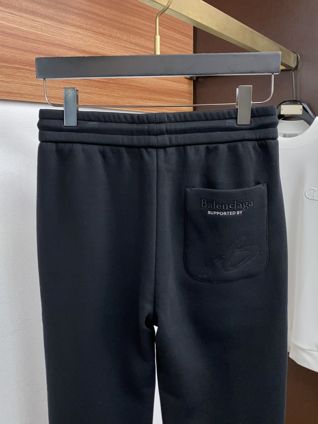 巴黎世家 26秋冬新品 原单男士加厚加绒休闲裤 弹力面料每季必出的类型，无需质疑的热卖王牌单品，符合四季最佳的搭配色号 
