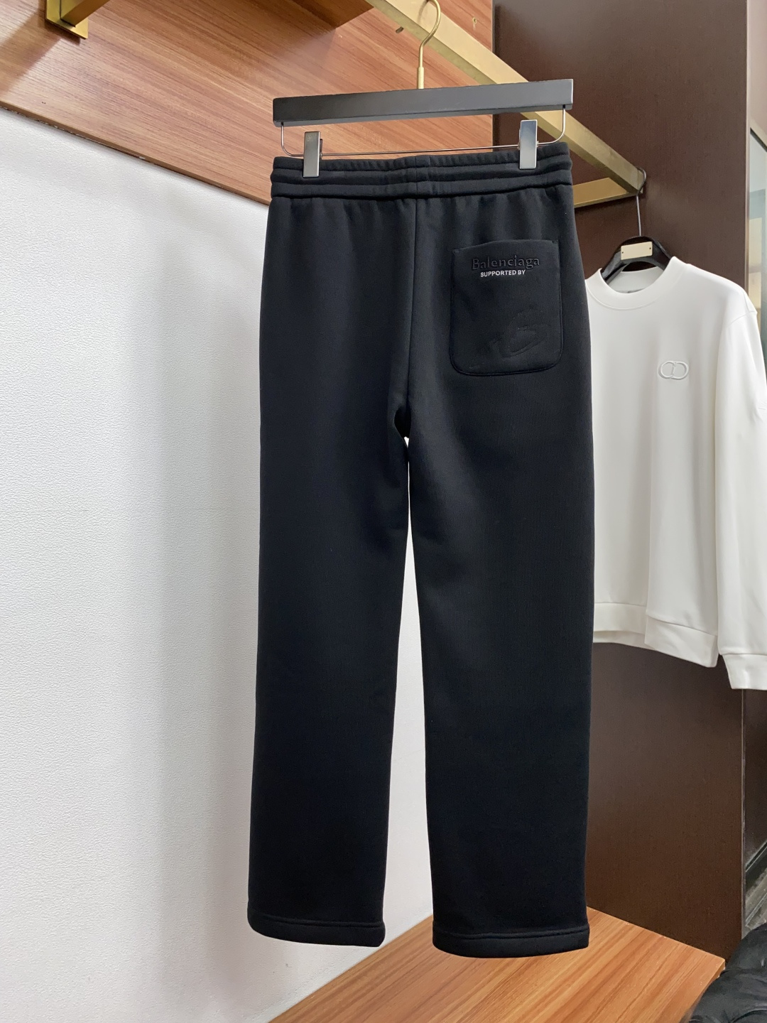 巴黎世家 26秋冬新品 原单男士加厚加绒休闲裤 弹力面料每季必出的类型，无需质疑的热卖王牌单品，符合四季最佳的搭配色号 