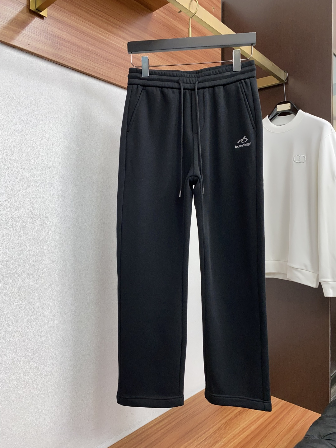 巴黎世家 26秋冬新品 原单男士加厚加绒休闲裤 弹力面料每季必出的类型，无需质疑的热卖王牌单品，符合四季最佳的搭配色号 