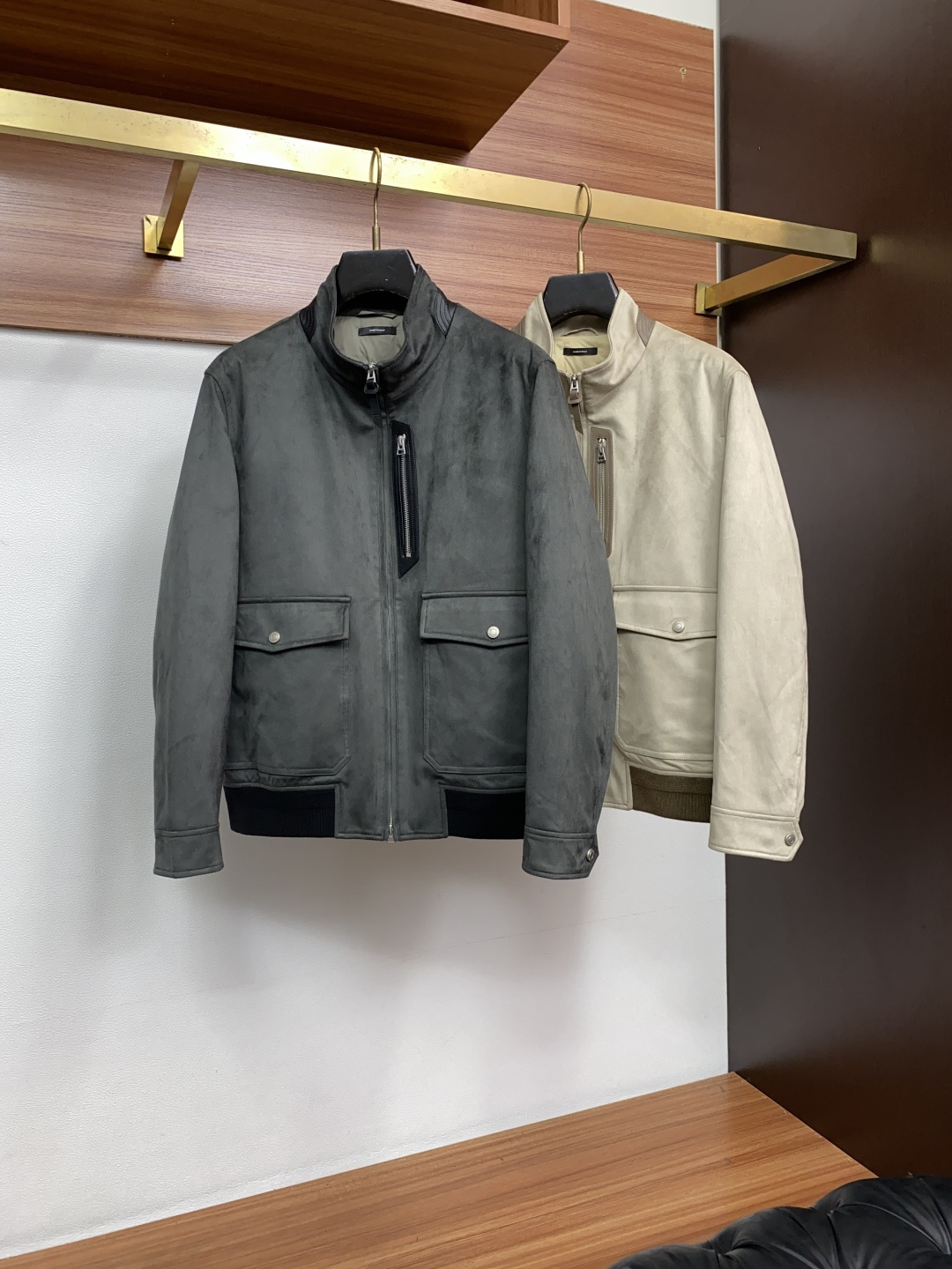 TOM FORD 汤姆福特 羽绒服 采用鹿皮绒面料制成，此款面料手感上极为细腻，防钻绒和抗静电性都是极为出色的 。整衣风