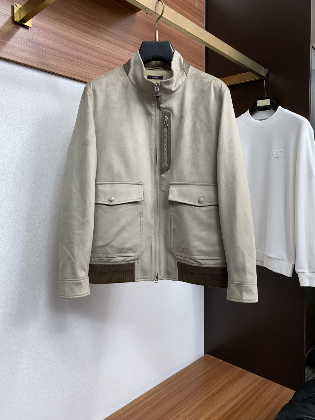 TOM FORD 汤姆福特 羽绒服 采用鹿皮绒面料制成，此款面料手感上极为细腻，防钻绒和抗静电性都是极为出色的 。整衣风
