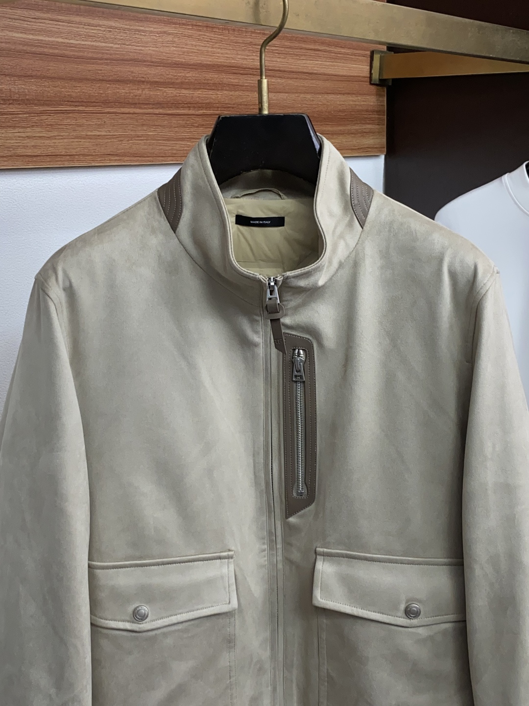 TOM FORD 汤姆福特 羽绒服 采用鹿皮绒面料制成，此款面料手感上极为细腻，防钻绒和抗静电性都是极为出色的 。整衣风