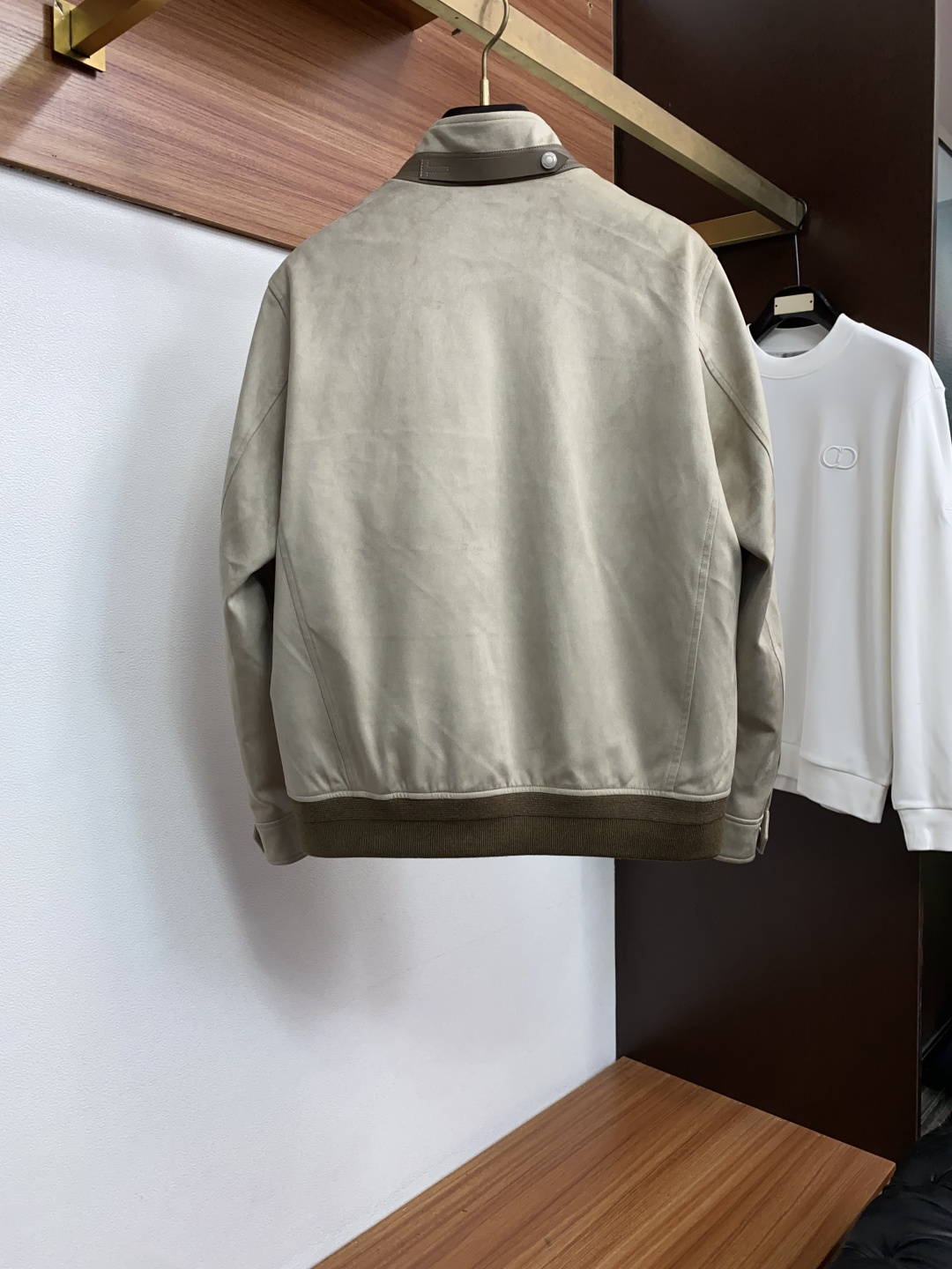 TOM FORD 汤姆福特 羽绒服 采用鹿皮绒面料制成，此款面料手感上极为细腻，防钻绒和抗静电性都是极为出色的 。整衣风