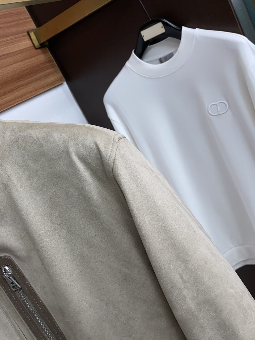 TOM FORD 汤姆福特 羽绒服 采用鹿皮绒面料制成，此款面料手感上极为细腻，防钻绒和抗静电性都是极为出色的 。整衣风