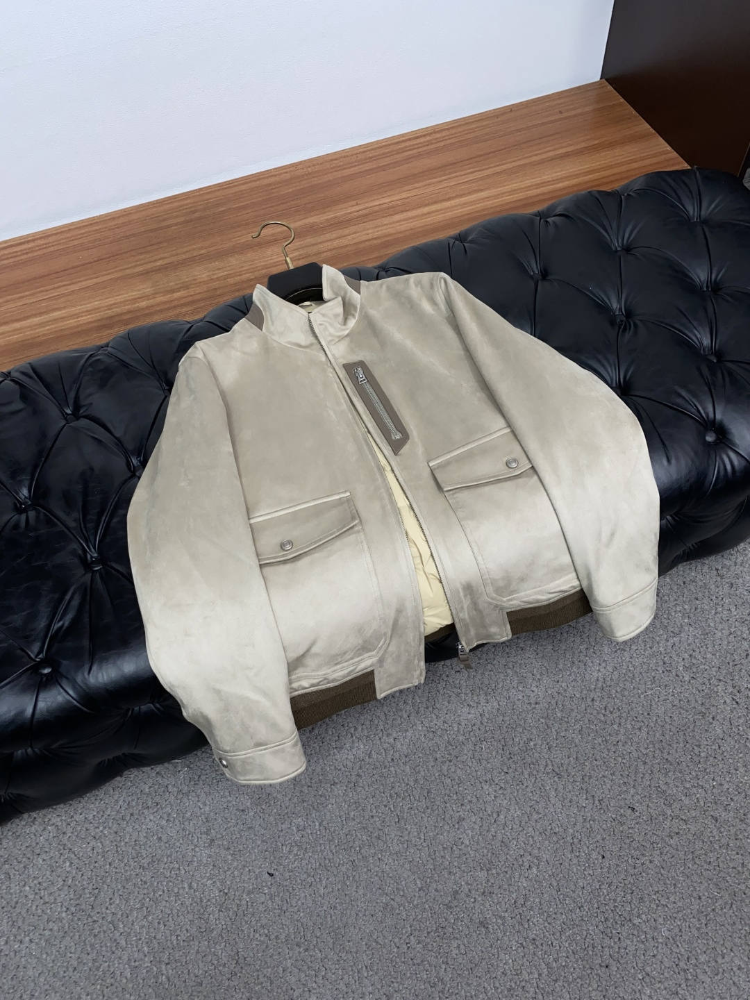 TOM FORD 汤姆福特 羽绒服 采用鹿皮绒面料制成，此款面料手感上极为细腻，防钻绒和抗静电性都是极为出色的 。整衣风