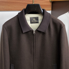 Loro Piana 诺悠翩雅 羽绒服 采用羊毛针织面料制成,此款面料手感上极为细腻,防钻绒和抗静电性都是极为出色的 。 Loro Piana 诺悠翩雅 羽绒服 采用羊毛针织面料制成,此款面料手感上极为细腻,防钻绒和抗静电性都是极为出色的 。