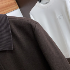 Loro Piana 诺悠翩雅 羽绒服 采用羊毛针织面料制成,此款面料手感上极为细腻,防钻绒和抗静电性都是极为出色的 。 Loro Piana 诺悠翩雅 羽绒服 采用羊毛针织面料制成,此款面料手感上极为细腻,防钻绒和抗静电性都是极为出色的 。