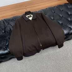 Loro Piana 诺悠翩雅 羽绒服 采用羊毛针织面料制成,此款面料手感上极为细腻,防钻绒和抗静电性都是极为出色的 。 Loro Piana 诺悠翩雅 羽绒服 采用羊毛针织面料制成,此款面料手感上极为细腻,防钻绒和抗静电性都是极为出色的 。