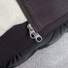 Loro Piana 诺悠翩雅 羽绒服 采用羊毛针织面料制成,此款面料手感上极为细腻,防钻绒和抗静电性都是极为出色的 。 Loro Piana 诺悠翩雅 羽绒服 采用羊毛针织面料制成,此款面料手感上极为细腻,防钻绒和抗静电性都是极为出色的 。