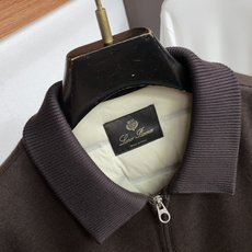 Loro Piana 诺悠翩雅 羽绒服 采用羊毛针织面料制成,此款面料手感上极为细腻,防钻绒和抗静电性都是极为出色的 。 Loro Piana 诺悠翩雅 羽绒服 采用羊毛针织面料制成,此款面料手感上极为细腻,防钻绒和抗静电性都是极为出色的 。
