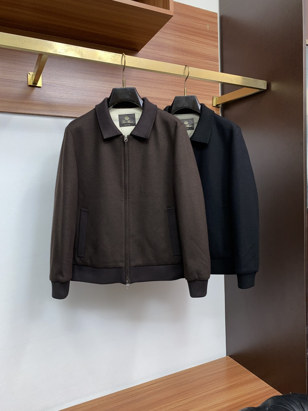 Loro Piana 诺悠翩雅 羽绒服 采用羊毛针织面料制成,此款面料手感上极为细腻,防钻绒和抗静电性都是极为出色的 。 Loro Piana 诺悠翩雅 羽绒服 采用羊毛针织面料制成,此款面料手感上极为细腻,防钻绒和抗静电性都是极为出色的 。