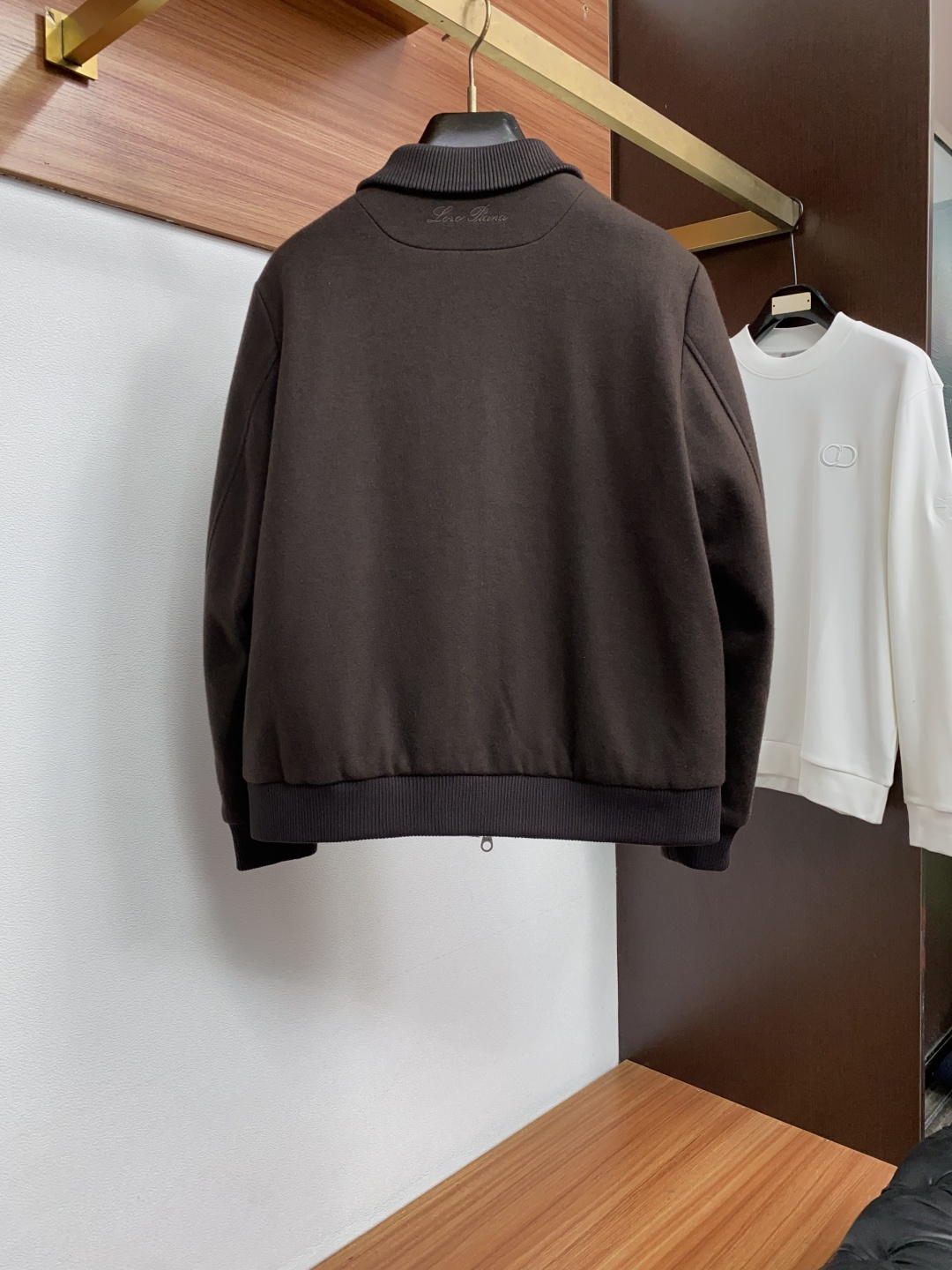 Loro Piana 诺悠翩雅 羽绒服 采用羊毛针织面料制成,此款面料手感上极为细腻,防钻绒和抗静电性都是极为出色的 。 Loro Piana 诺悠翩雅 羽绒服 采用羊毛针织面料制成,此款面料手感上极为细腻,防钻绒和抗静电性都是极为出色的 。