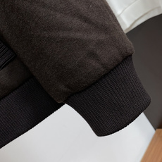 Loro Piana 诺悠翩雅 羽绒服 采用羊毛针织面料制成,此款面料手感上极为细腻,防钻绒和抗静电性都是极为出色的 。 Loro Piana 诺悠翩雅 羽绒服 采用羊毛针织面料制成,此款面料手感上极为细腻,防钻绒和抗静电性都是极为出色的 。