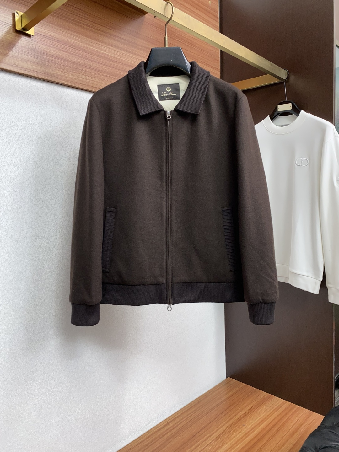Loro Piana 诺悠翩雅 羽绒服 采用羊毛针织面料制成，此款面料手感上极为细腻，防钻绒和抗静电性都是极为出色的 。