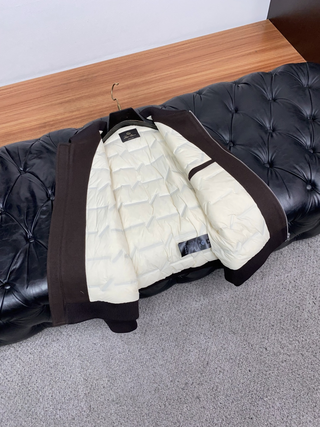 Loro Piana 诺悠翩雅 羽绒服 采用羊毛针织面料制成,此款面料手感上极为细腻,防钻绒和抗静电性都是极为出色的 。 Loro Piana 诺悠翩雅 羽绒服 采用羊毛针织面料制成,此款面料手感上极为细腻,防钻绒和抗静电性都是极为出色的 。