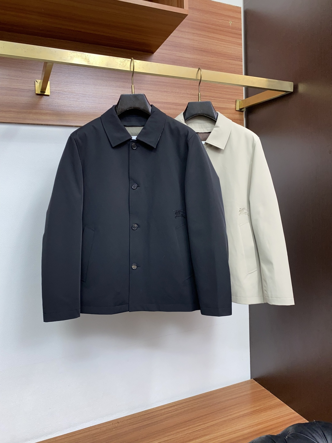 巴宝莉 2026专柜新款商务翻领 羽绒服 采用定制三防面料制成，此款面料手感上极为细腻，防钻绒和抗静电性都是极为出色的 