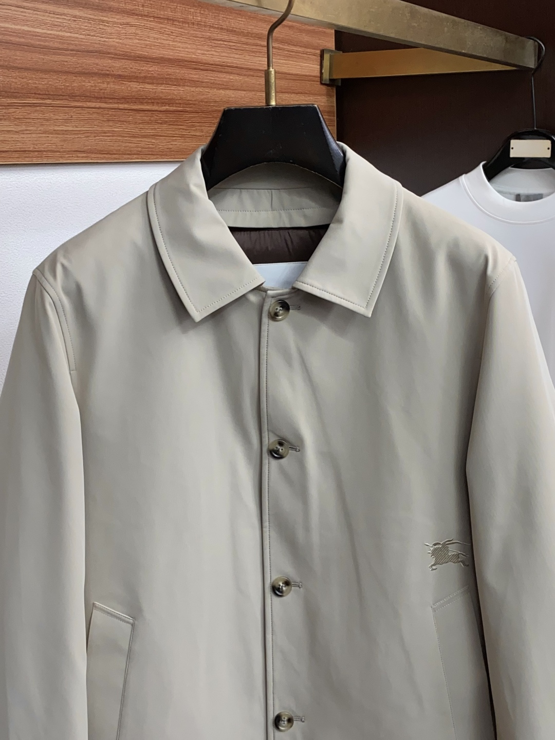 巴宝莉 2026专柜新款商务翻领 羽绒服 采用定制三防面料制成，此款面料手感上极为细腻，防钻绒和抗静电性都是极为出色的 