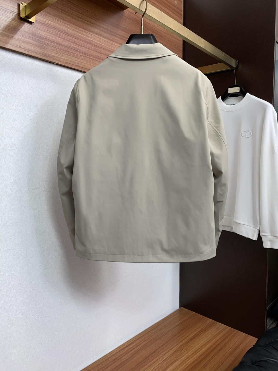 巴宝莉 2026专柜新款商务翻领 羽绒服 采用定制三防面料制成，此款面料手感上极为细腻，防钻绒和抗静电性都是极为出色的 