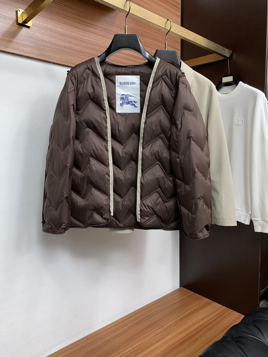巴宝莉 2026专柜新款商务翻领 羽绒服 采用定制三防面料制成，此款面料手感上极为细腻，防钻绒和抗静电性都是极为出色的 