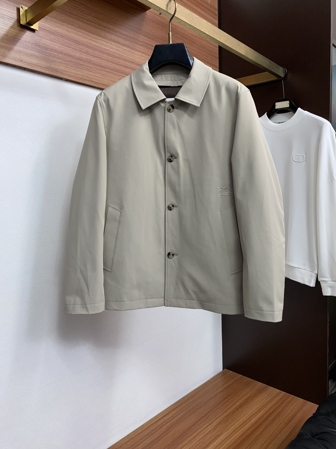 巴宝莉 2026专柜新款商务翻领 羽绒服 采用定制三防面料制成，此款面料手感上极为细腻，防钻绒和抗静电性都是极为出色的 