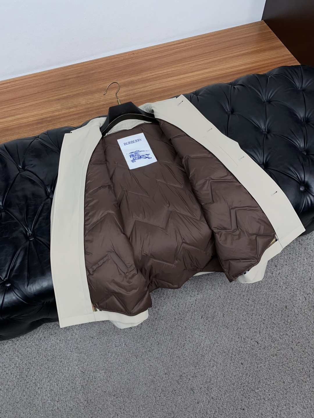 巴宝莉 2026专柜新款商务翻领 羽绒服 采用定制三防面料制成，此款面料手感上极为细腻，防钻绒和抗静电性都是极为出色的 