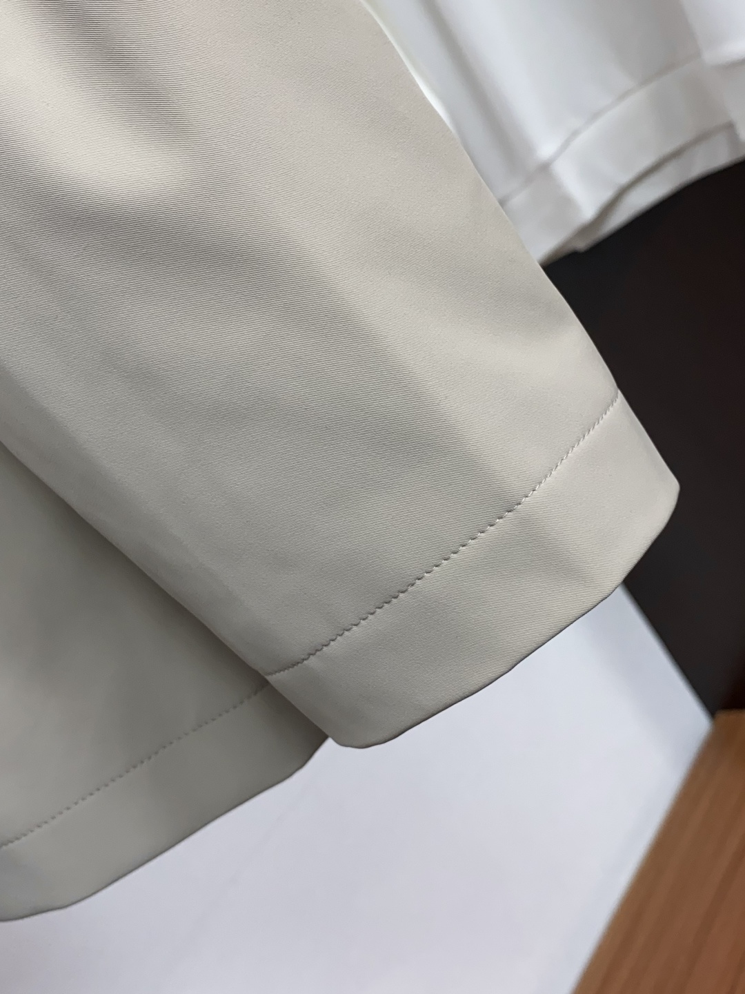 巴宝莉 2026专柜新款商务翻领 羽绒服 采用定制三防面料制成，此款面料手感上极为细腻，防钻绒和抗静电性都是极为出色的 