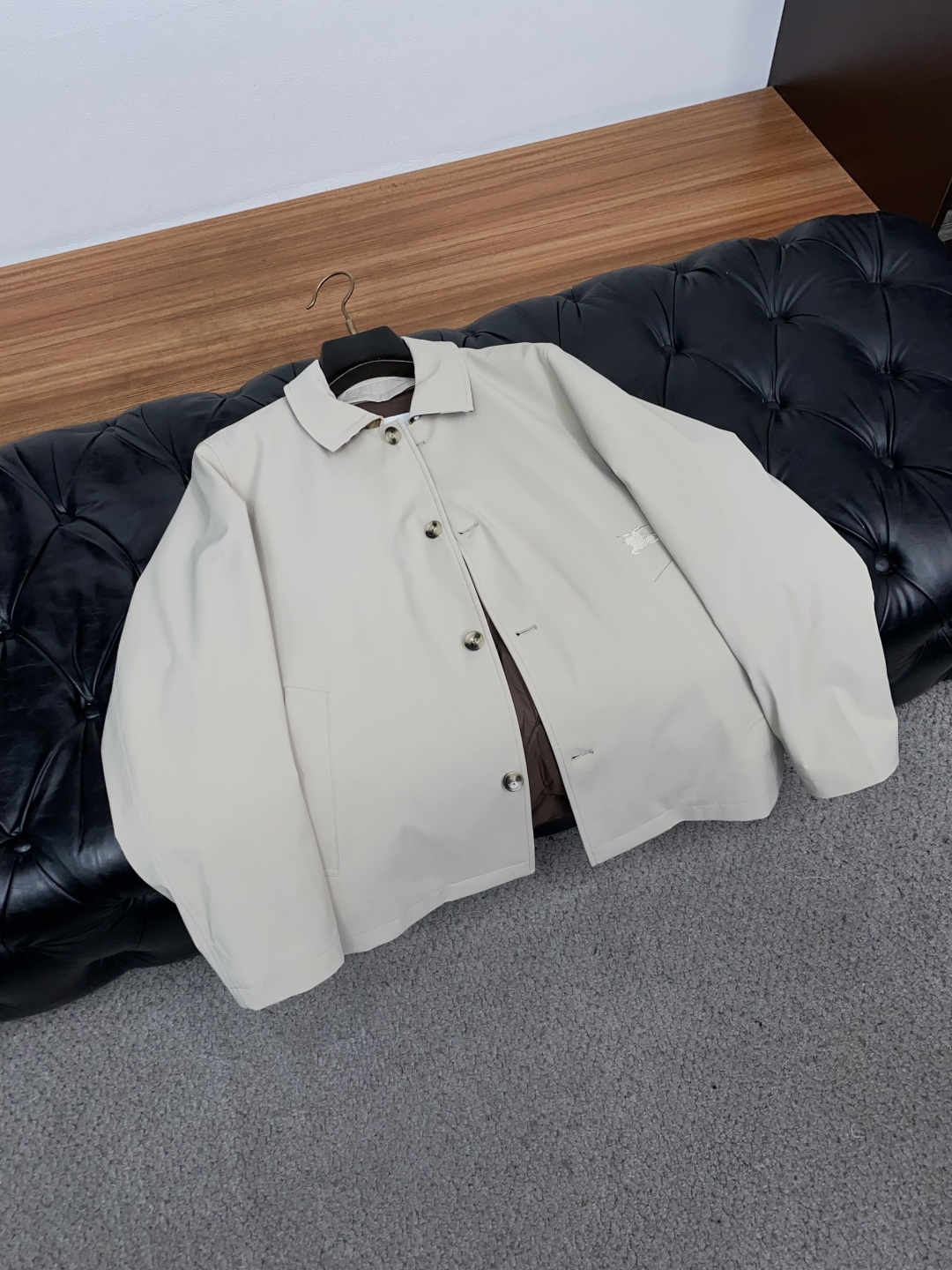 巴宝莉 2026专柜新款商务翻领 羽绒服 采用定制三防面料制成，此款面料手感上极为细腻，防钻绒和抗静电性都是极为出色的 