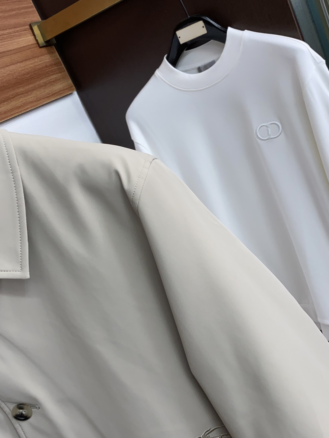 巴宝莉 2026专柜新款商务翻领 羽绒服 采用定制三防面料制成，此款面料手感上极为细腻，防钻绒和抗静电性都是极为出色的 