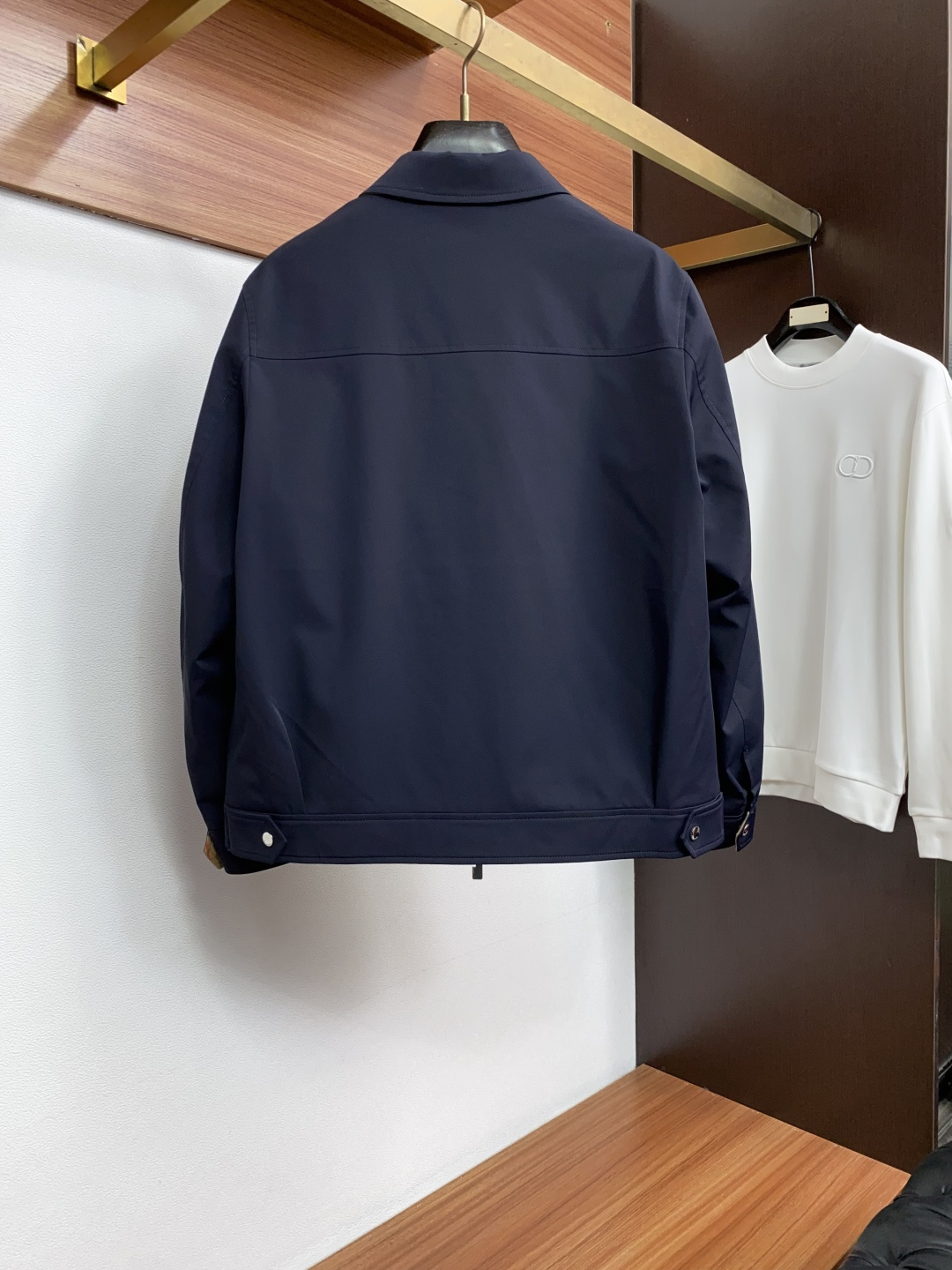 巴宝莉 2026专柜新款商务翻领 羽绒服 采用定制三防面料制成，此款面料手感上极为细腻，防钻绒和抗静电性都是极为出色的 