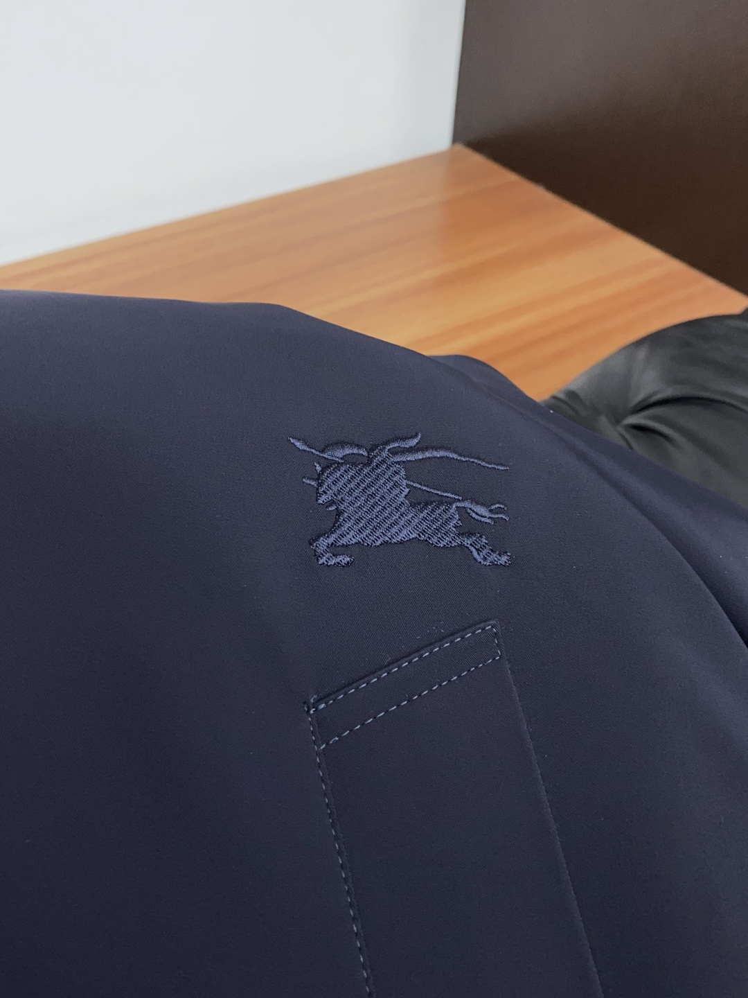 巴宝莉 2026专柜新款商务翻领 羽绒服 采用定制三防面料制成，此款面料手感上极为细腻，防钻绒和抗静电性都是极为出色的 