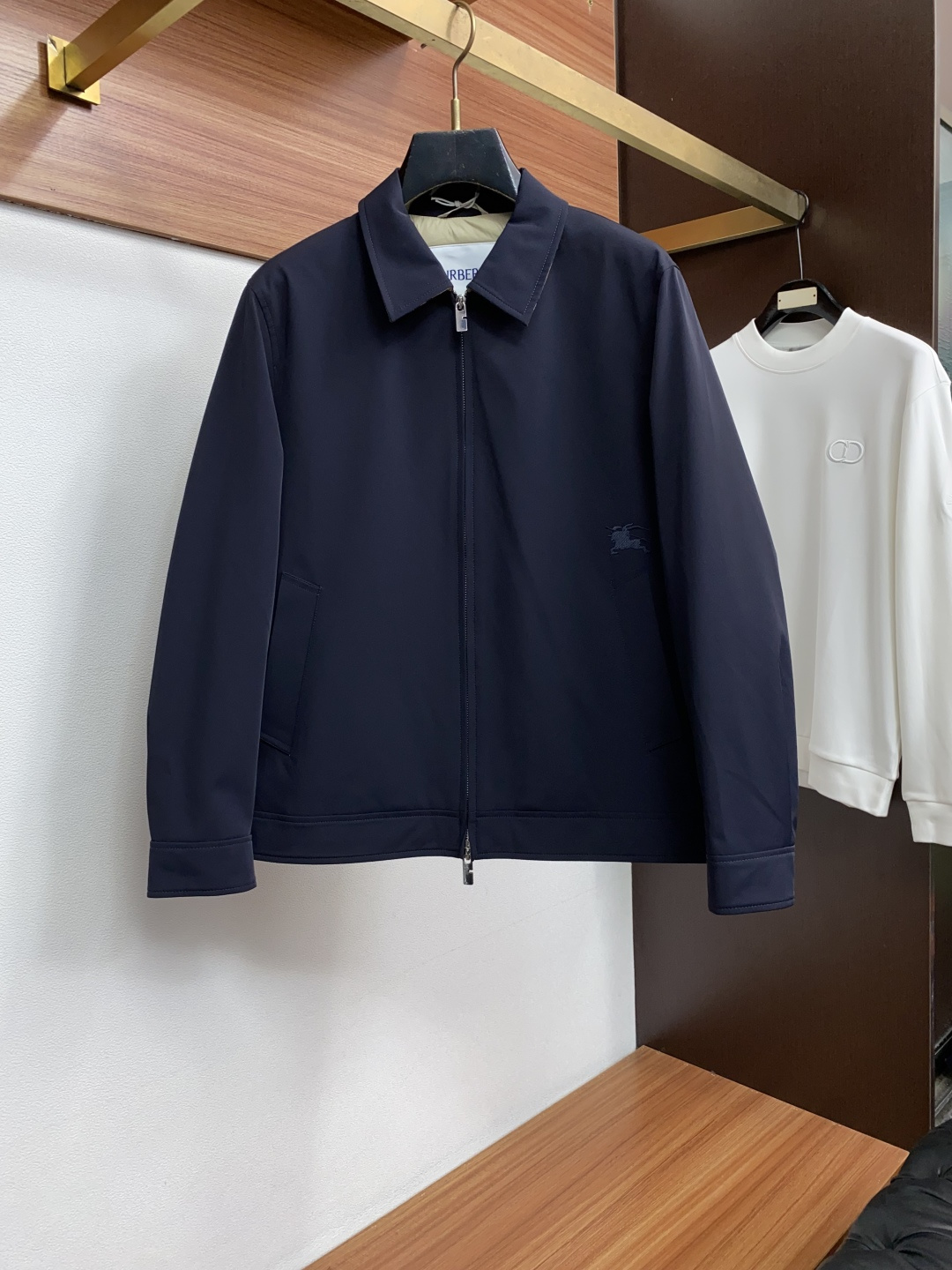 巴宝莉 2026专柜新款商务翻领 羽绒服 采用定制三防面料制成，此款面料手感上极为细腻，防钻绒和抗静电性都是极为出色的 