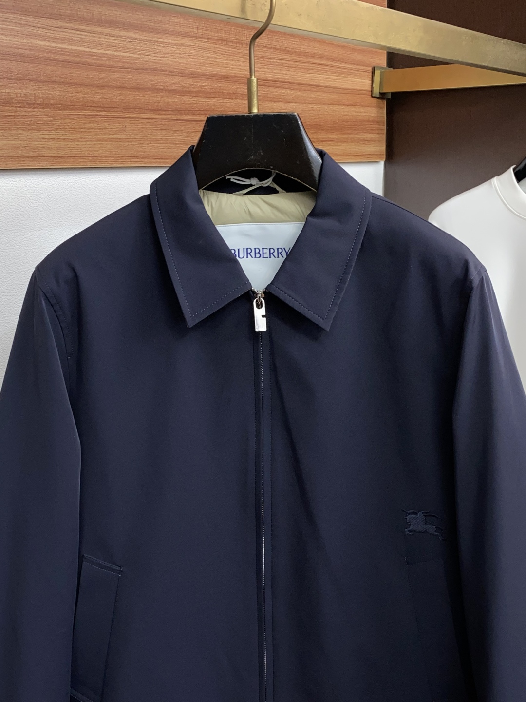 巴宝莉 2026专柜新款商务翻领 羽绒服 采用定制三防面料制成，此款面料手感上极为细腻，防钻绒和抗静电性都是极为出色的 