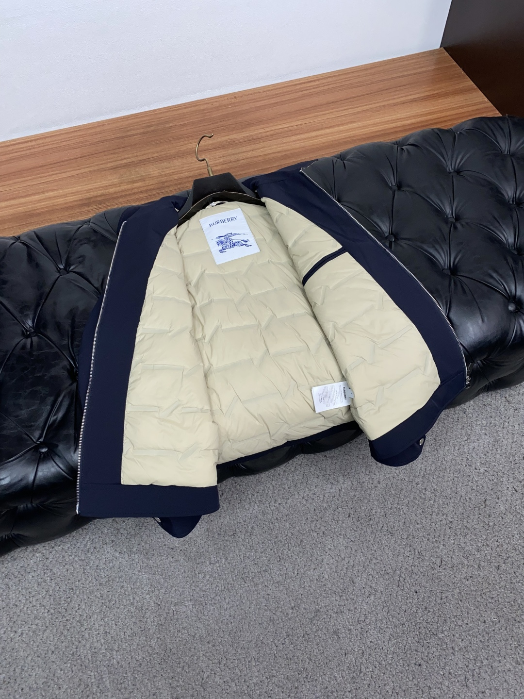 巴宝莉 2026专柜新款商务翻领 羽绒服 采用定制三防面料制成，此款面料手感上极为细腻，防钻绒和抗静电性都是极为出色的 