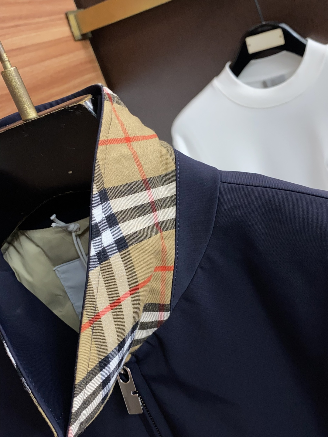 巴宝莉 2026专柜新款商务翻领 羽绒服 采用定制三防面料制成，此款面料手感上极为细腻，防钻绒和抗静电性都是极为出色的 