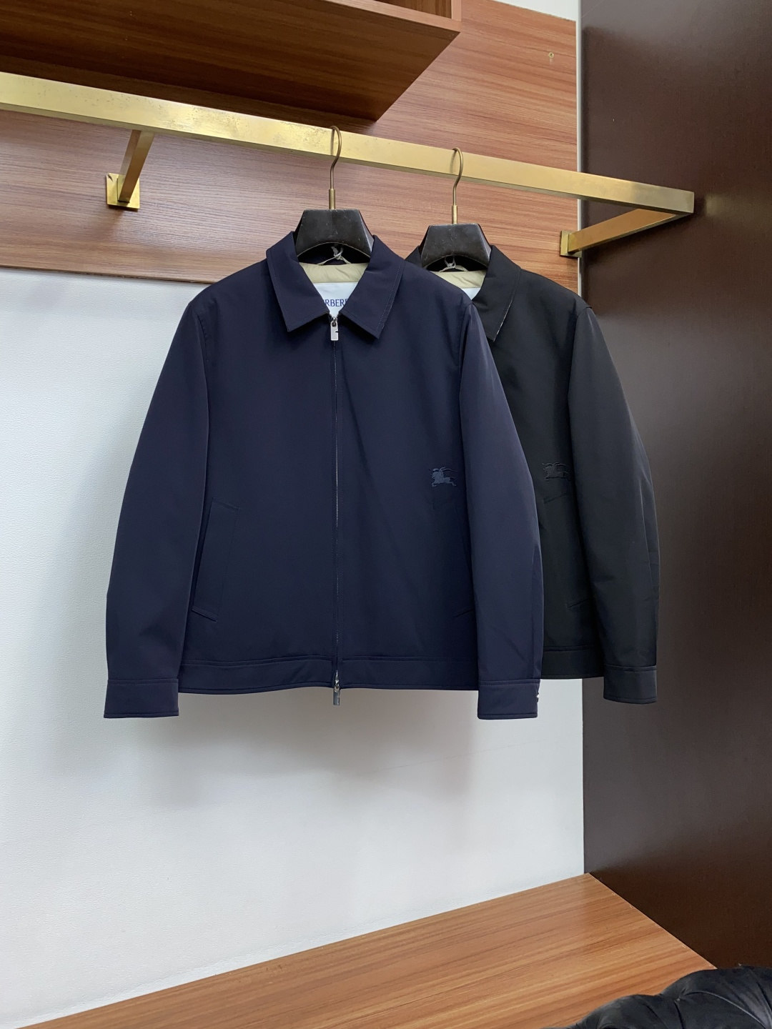巴宝莉 2026专柜新款商务翻领 羽绒服 采用定制三防面料制成，此款面料手感上极为细腻，防钻绒和抗静电性都是极为出色的 