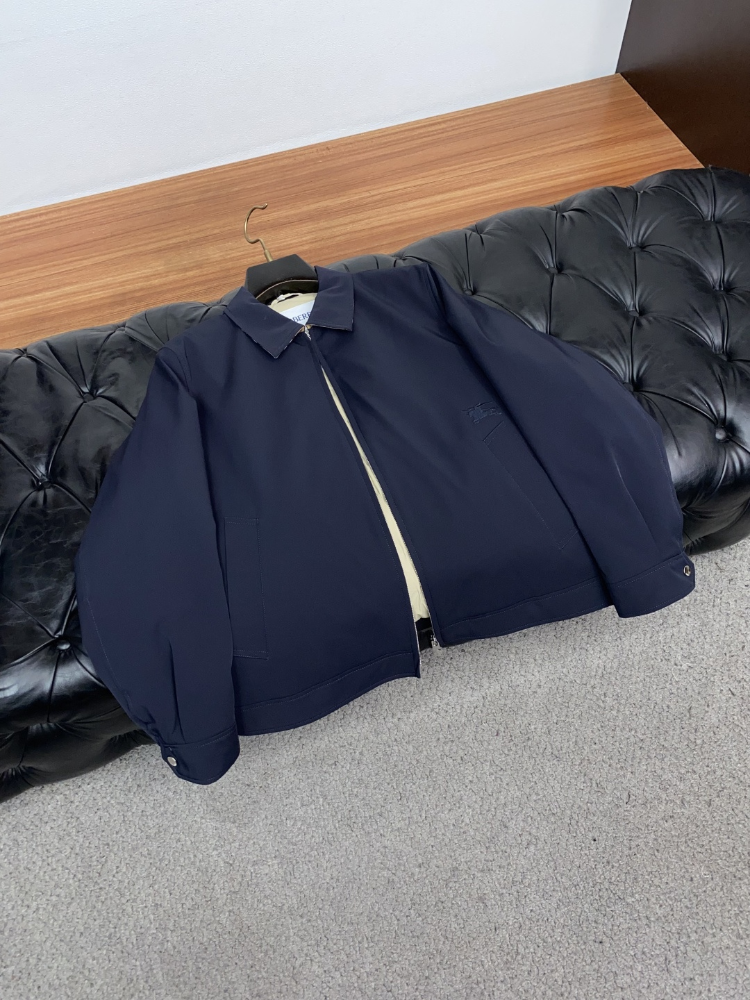 巴宝莉 2026专柜新款商务翻领 羽绒服 采用定制三防面料制成，此款面料手感上极为细腻，防钻绒和抗静电性都是极为出色的 