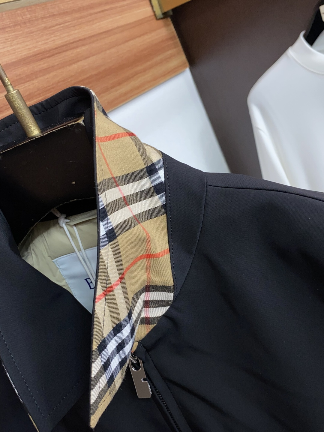 巴宝莉 2026专柜新款商务翻领 羽绒服 采用定制三防面料制成，此款面料手感上极为细腻，防钻绒和抗静电性都是极为出色的 
