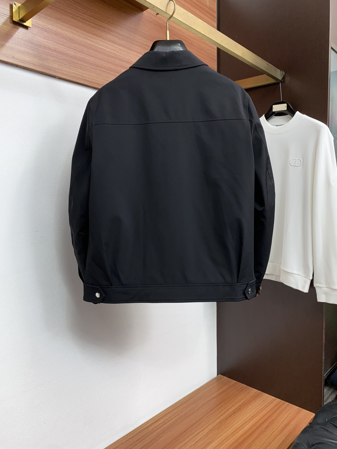 巴宝莉 2026专柜新款商务翻领 羽绒服 采用定制三防面料制成，此款面料手感上极为细腻，防钻绒和抗静电性都是极为出色的 