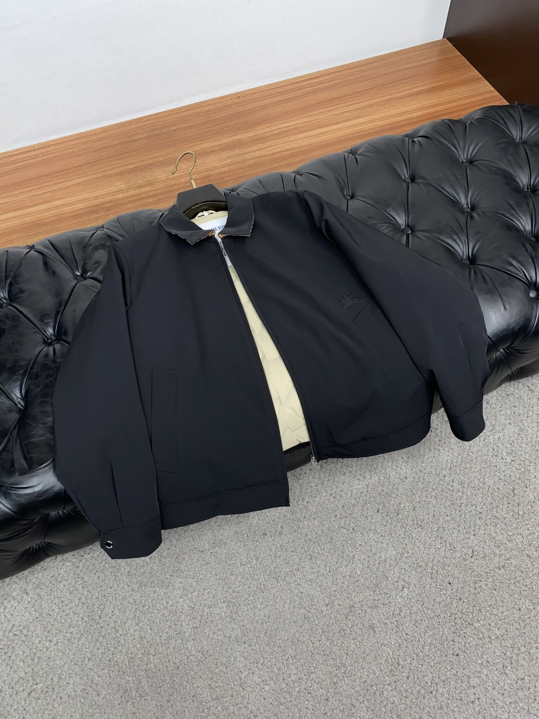 巴宝莉 2026专柜新款商务翻领 羽绒服 采用定制三防面料制成，此款面料手感上极为细腻，防钻绒和抗静电性都是极为出色的 