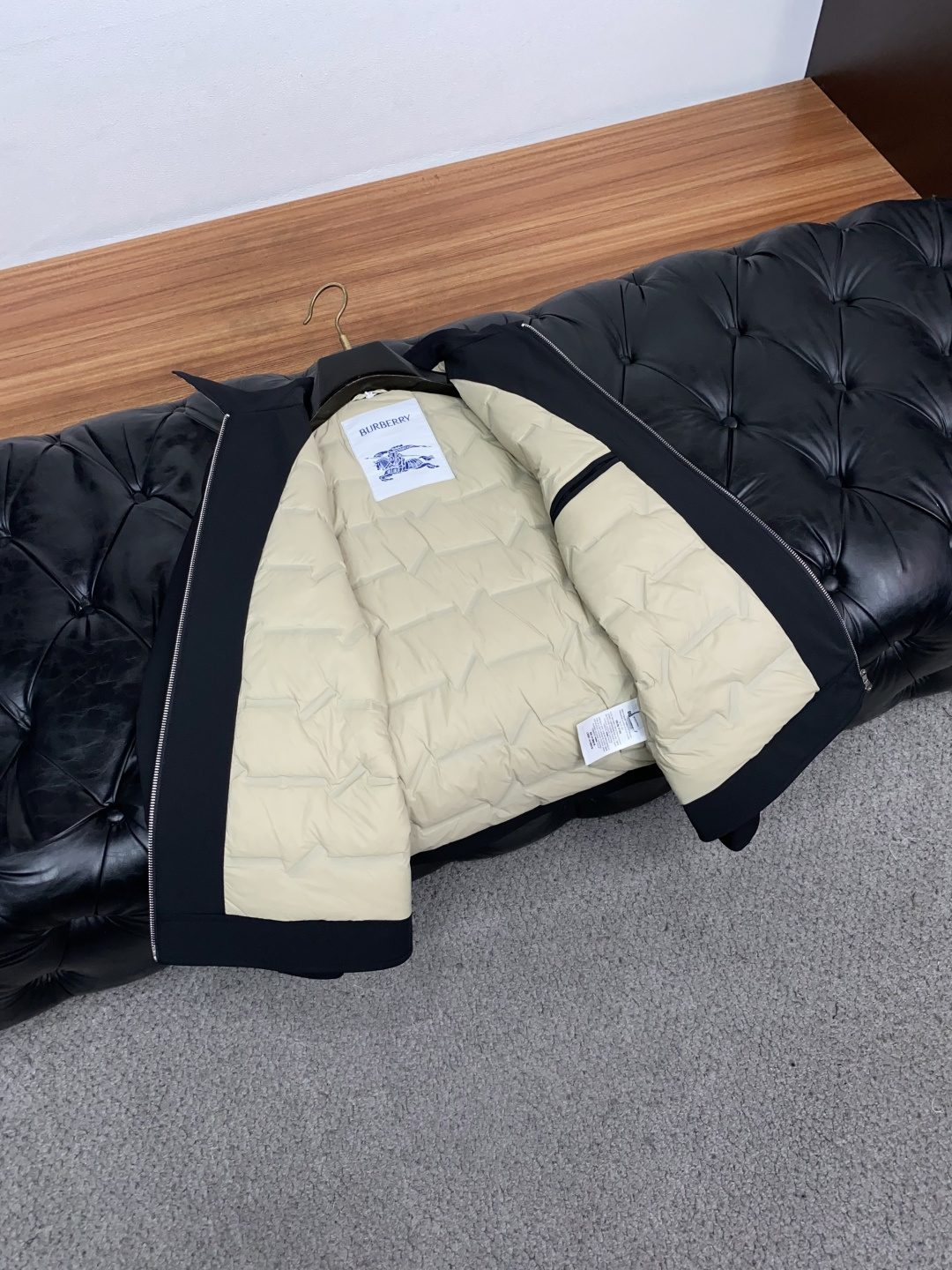 巴宝莉 2026专柜新款商务翻领 羽绒服 采用定制三防面料制成，此款面料手感上极为细腻，防钻绒和抗静电性都是极为出色的 