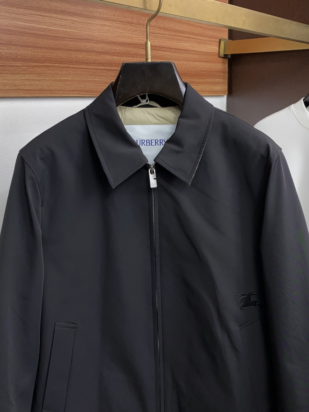 巴宝莉 2026专柜新款商务翻领 羽绒服 采用定制三防面料制成，此款面料手感上极为细腻，防钻绒和抗静电性都是极为出色的 