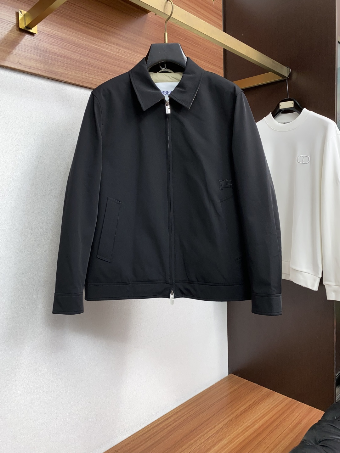巴宝莉 2026专柜新款商务翻领 羽绒服 采用定制三防面料制成，此款面料手感上极为细腻，防钻绒和抗静电性都是极为出色的 
